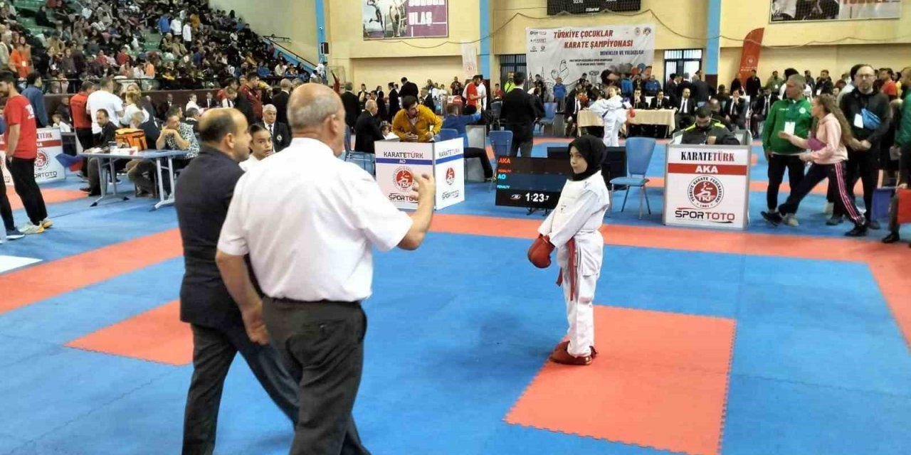 Karateci kızın kıyafeti nedeniyle turnuvadan men edilmesine tepki yağıyor