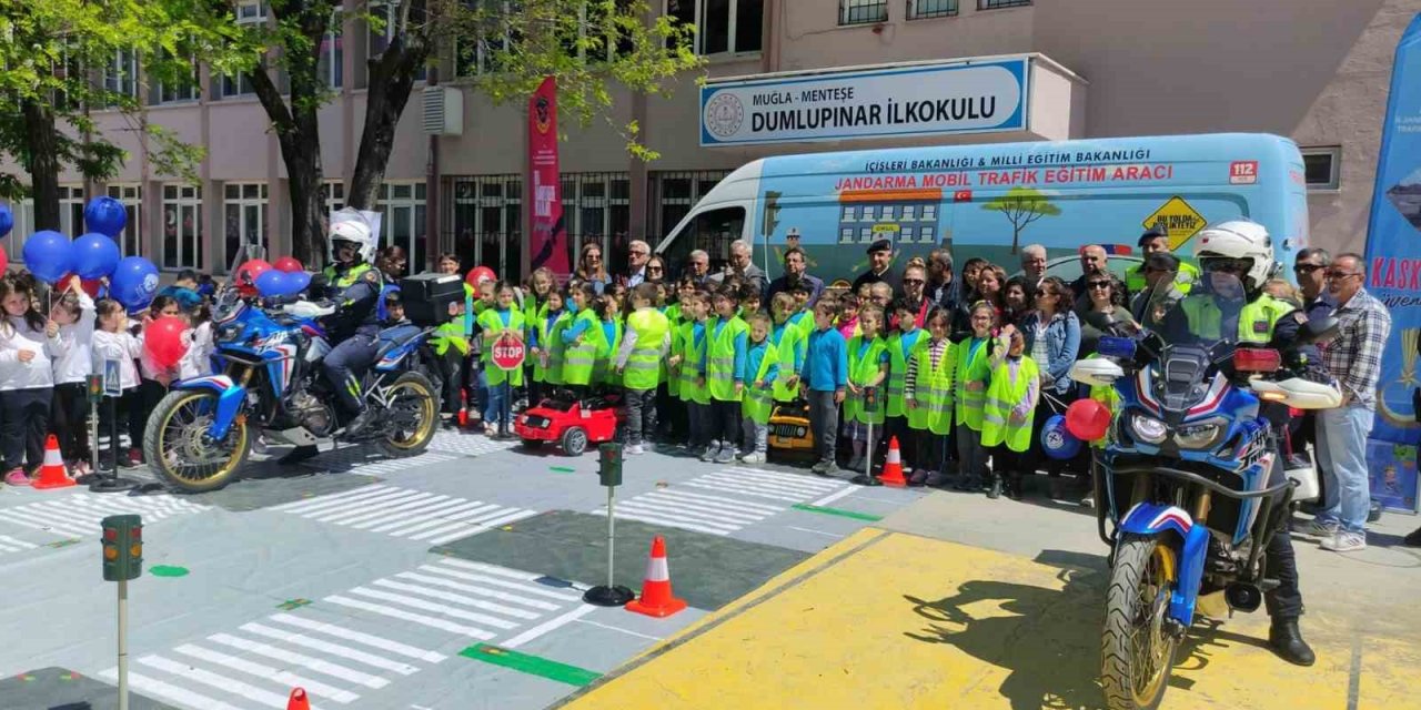 Jandarmadan öğrencilere reflektif yelek