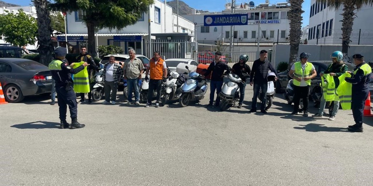 Jandarma 150 sürücüye yelek dağıttı