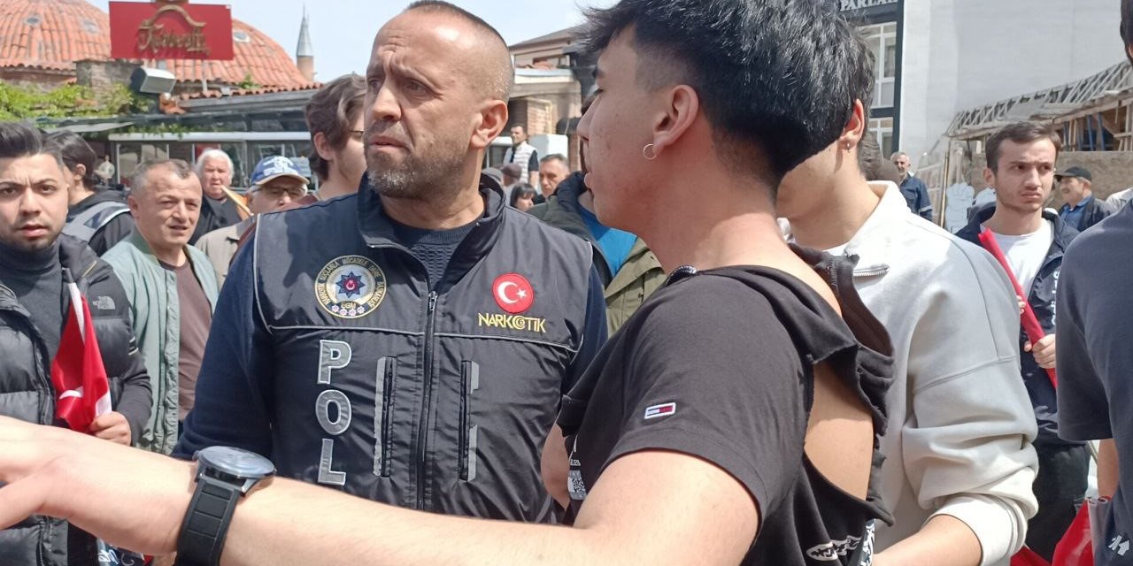 CHP Mengen İlçe Teşkilatı’nın pankartları yüzünden alanı göremeyince duruma tepki gösterdi