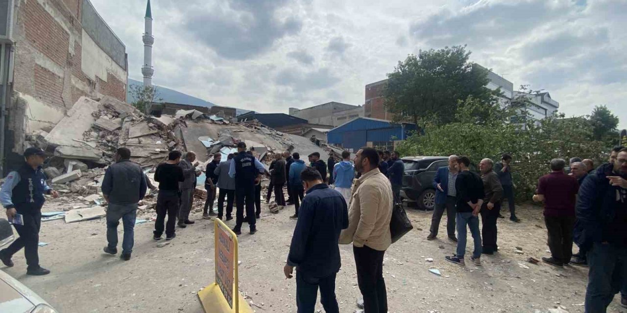 Bursa merkez Yıldırım ilçesi Anadolu Mahallesi Karlıdağ Caddesi’nde kullanılmayan 4 katlı bina yıkım sırasında bir anda çöktü. Bölgeye çok sayıda sağlık, polis, itfaiye ve AFAD ekipleri sevk edildi. Ekipler enkaz altında bir