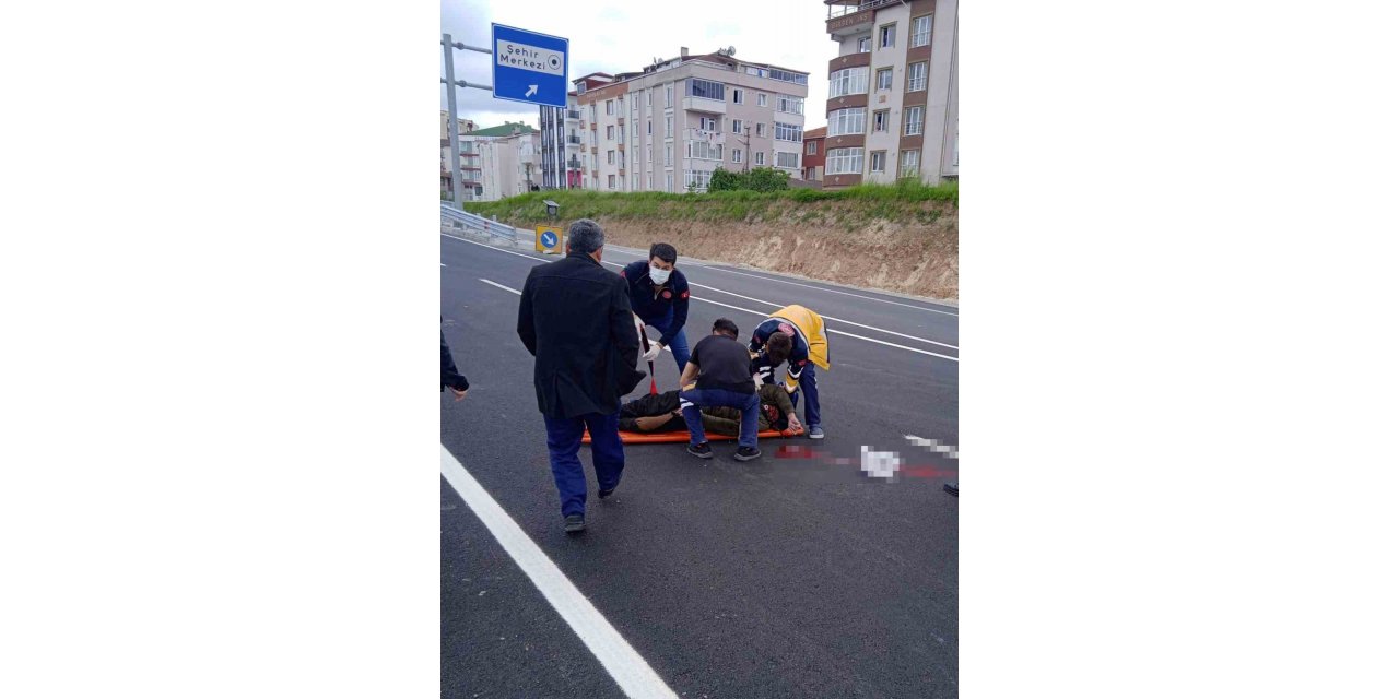 Otoyolun karşısına geçmeye çalışan yayaya otomobil çarptı: 1 ağır yaralı