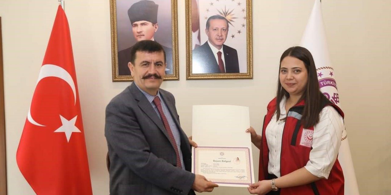 Burdur Vali Arslantaş, deprem bölgesinde görev yapan tüm personeli “başarı belgesi” ile ödüllendirdi.