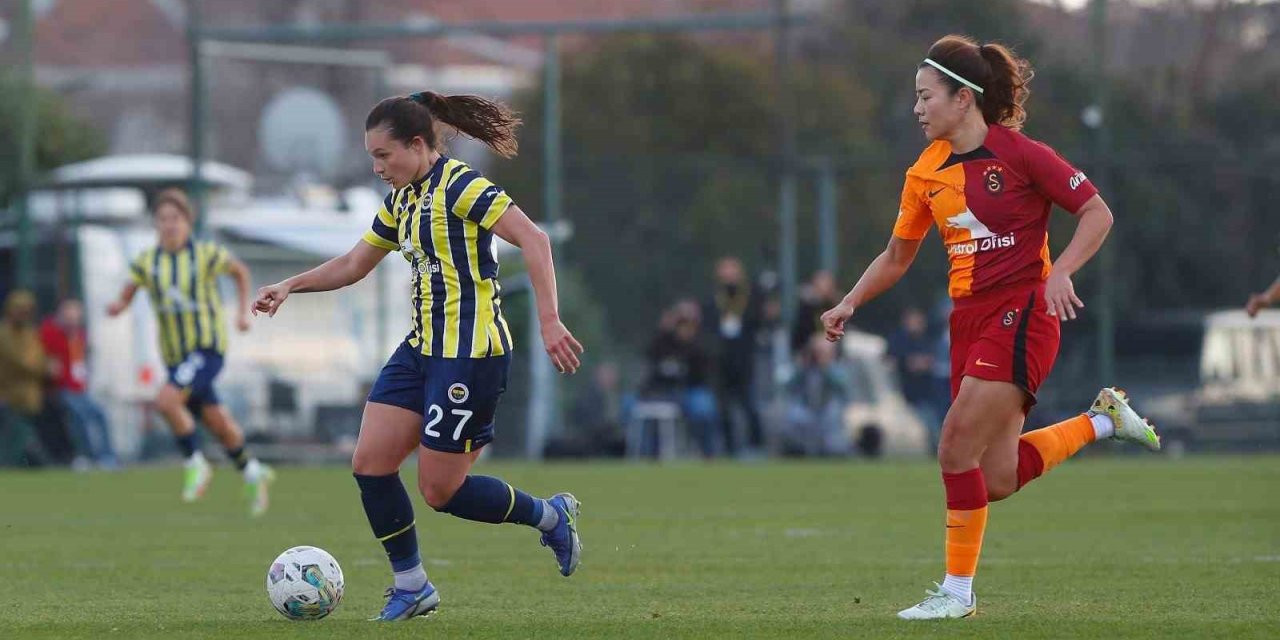 Turkcell Kadın Futbol Süper Ligi yarı finallerinde derbi heyecanı yaşanacak