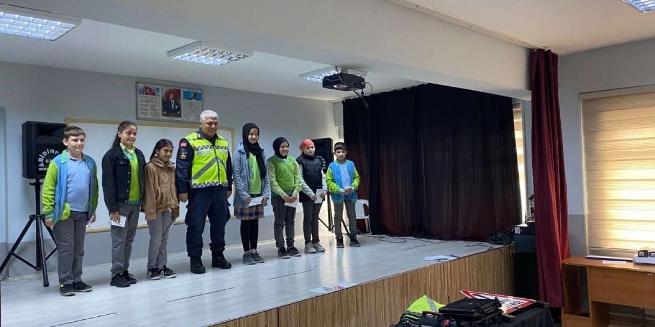 Jandarma timleri okullarda eğitim verdi