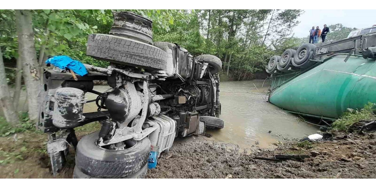 TEM’de bariyerlere çarpan tır dorseden ayrılıp dereye uçtu