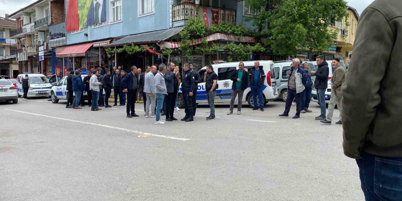Tartışmayı tatlıya bağlamak için bir araya gelmişlerdi, bu kez kavga çıktı: 6 yaralı, 6 gözaltı