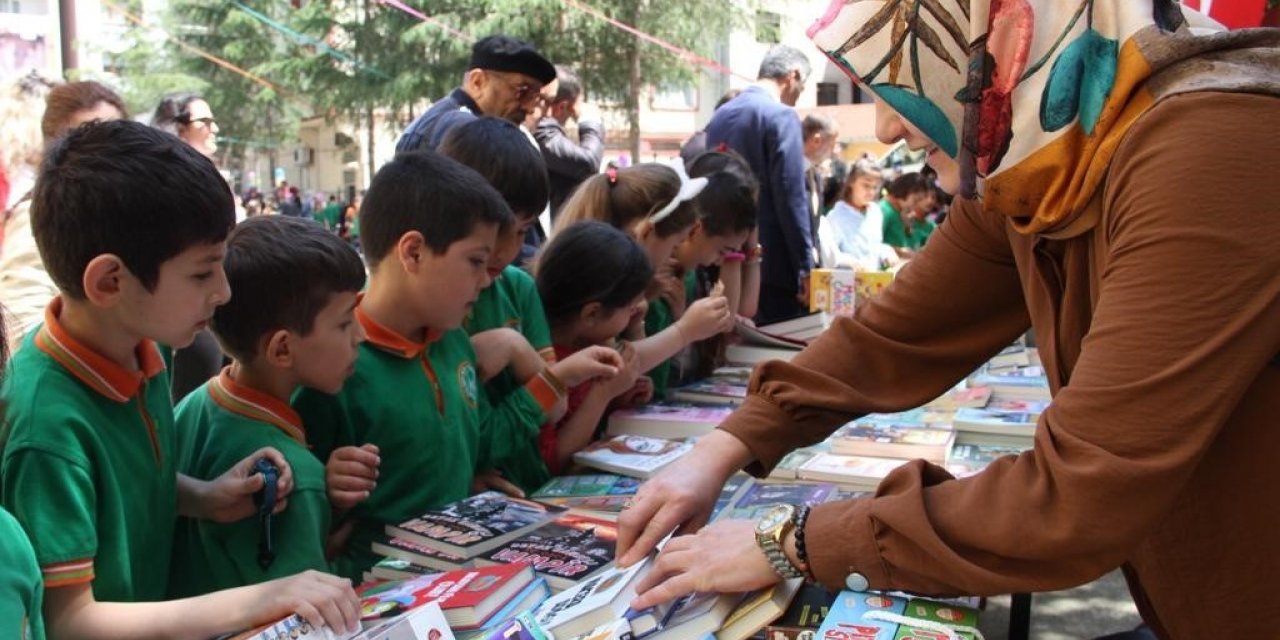 İlk defa kitap fuarı düzenlenen ilçede yazarlar okurlarıyla buluştu