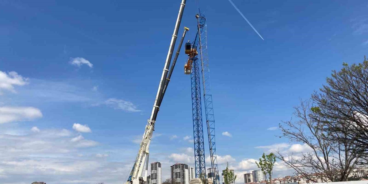Ankara’da yürekler ağza geldi: Kuleli vinç koptu