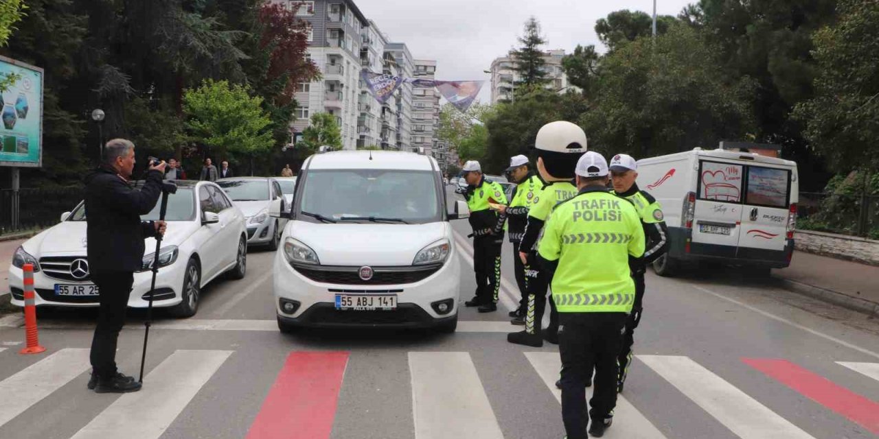 Trafik polislerinden sürücülere ’yaya yolu’ uyarısı: "Öncelik hayatın, öncelik yayanın"