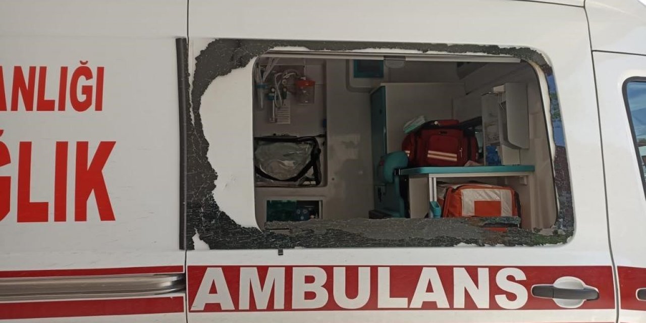 Sağlık ekiplerine saldırdı, ambulansın camını kırdı