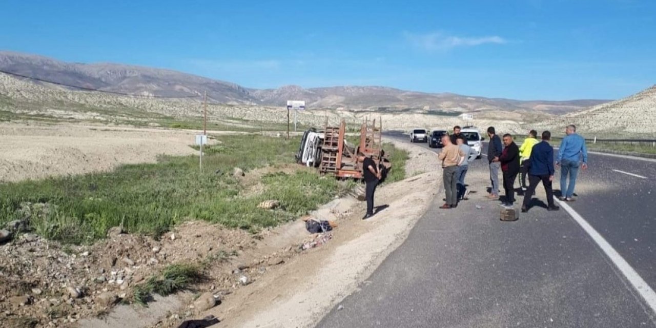 Malatya’da kepçe yüklü çekici devrildi: 1 yaralı