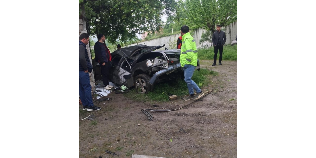 Direksiyon hakimiyetini kaybetti evin bahçesine uçtu: 1 ölü