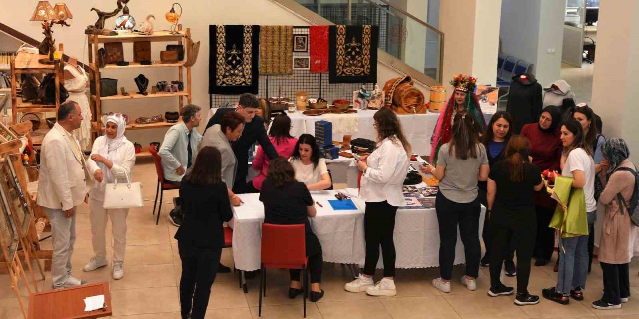 Halk eğitim kursiyerlerinin eserleri görücüye çıktı