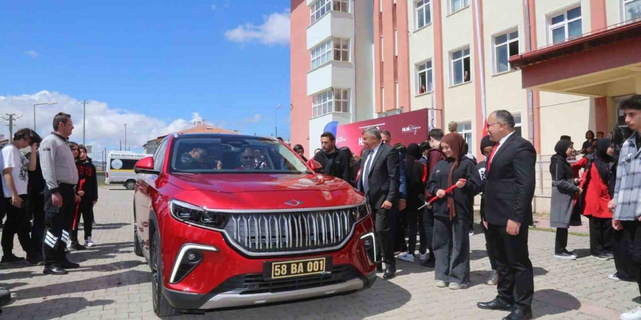 Lise öğrencileri TOGG’a hayran kaldı