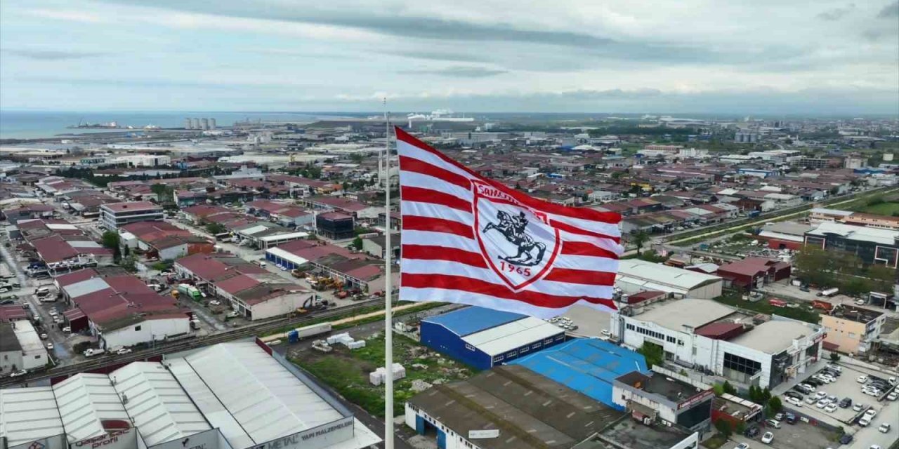 ’Dünyanın en büyük kulüp bayrağı’ Samsun’da dalgalanıyor