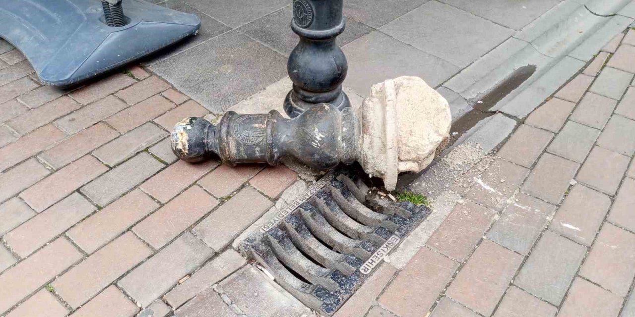 Demir duba bile araçların geçişine engel olamadı