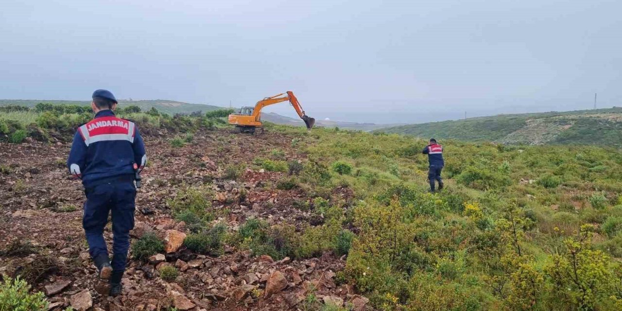 Hazineye ait araziyi kazarken yakalandılar
