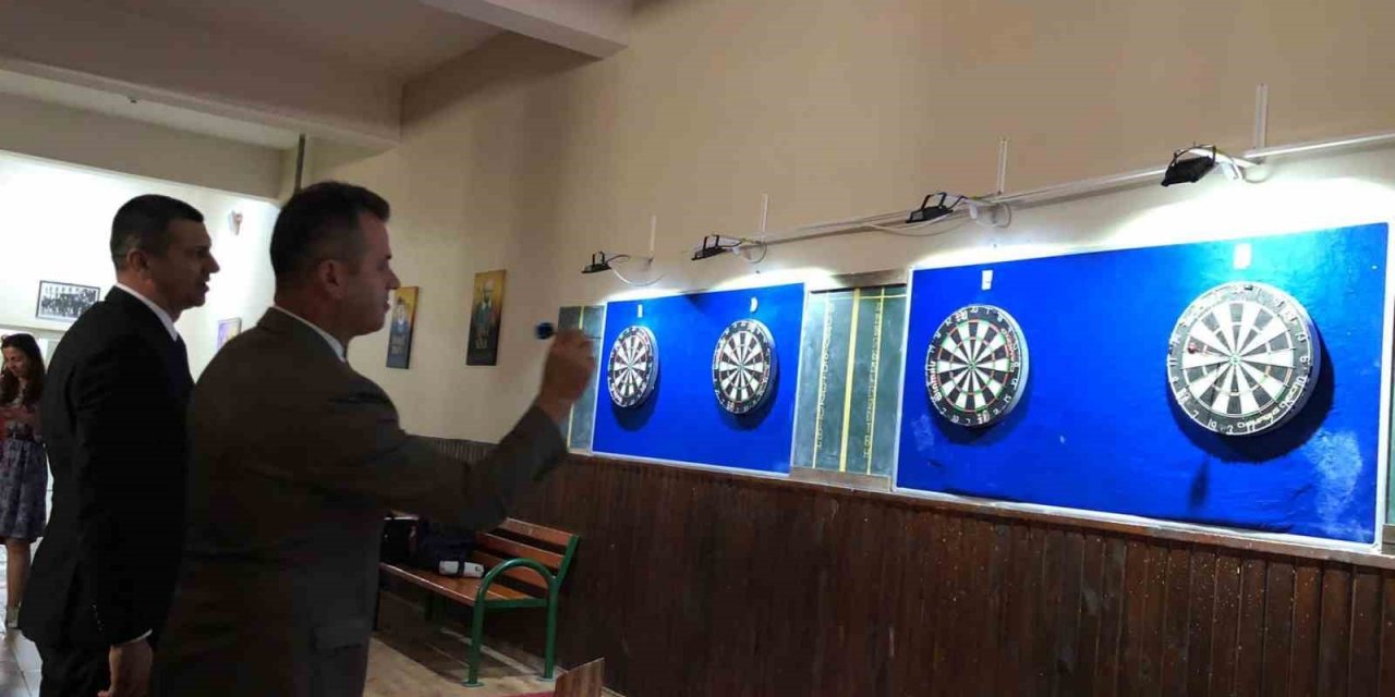 Liseliler dart turnuvasında yarıştı