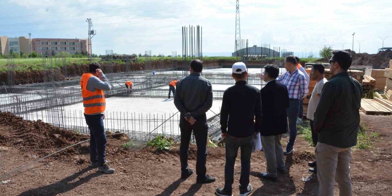 Rektör Karakoç, kampüs inşaat alanında incelemelerde bulundu