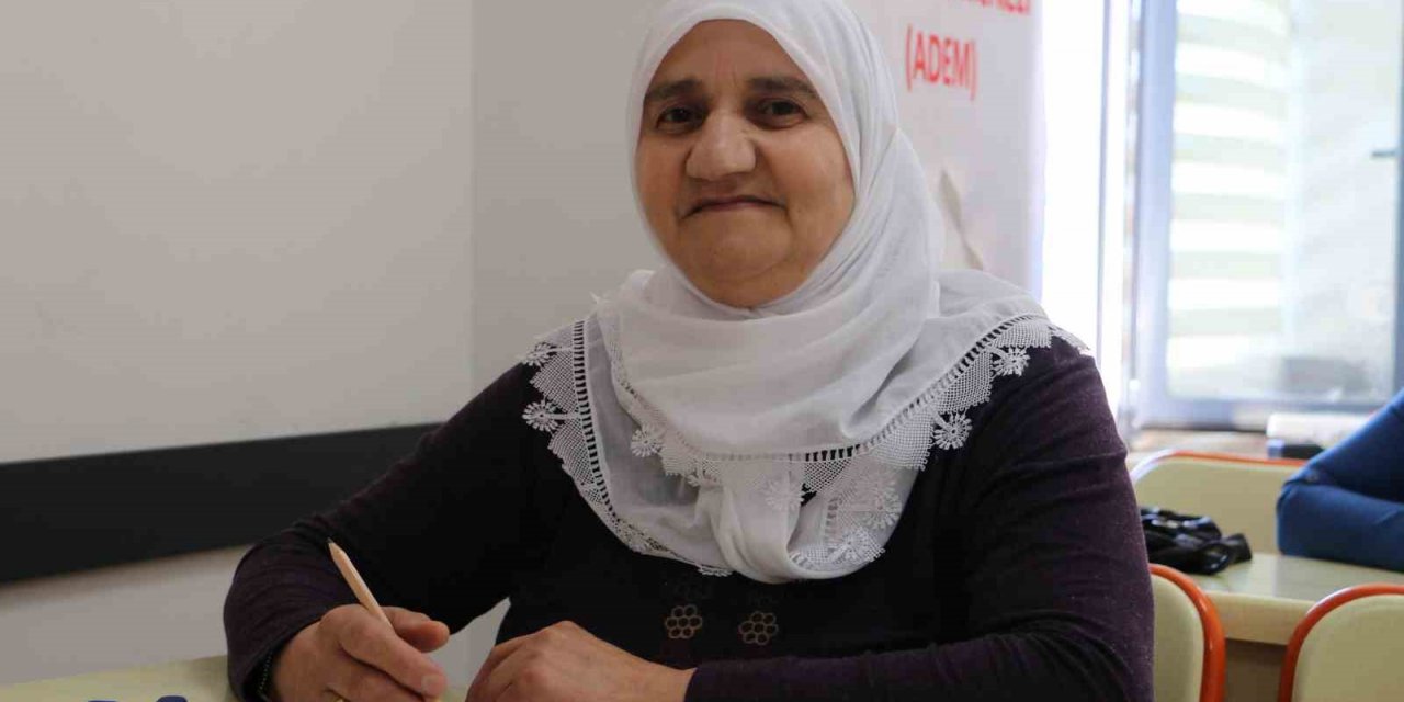 Babası okula göndermedi, okuma yazma azmiyle 55 yaşında eğitime başladı