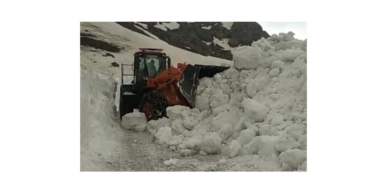 Mayıs ayında 5 metreyi bulan karda yol açma çalışması