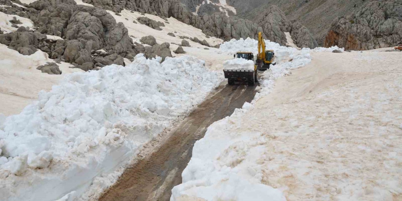 Antalya’da karla mücadele