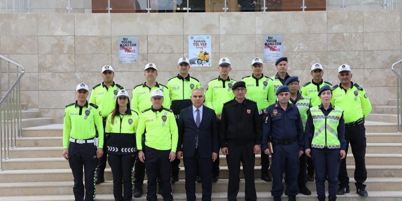 Niğde’de, motosiklet sürücülerine reflektörlü yelek dağıtıldı