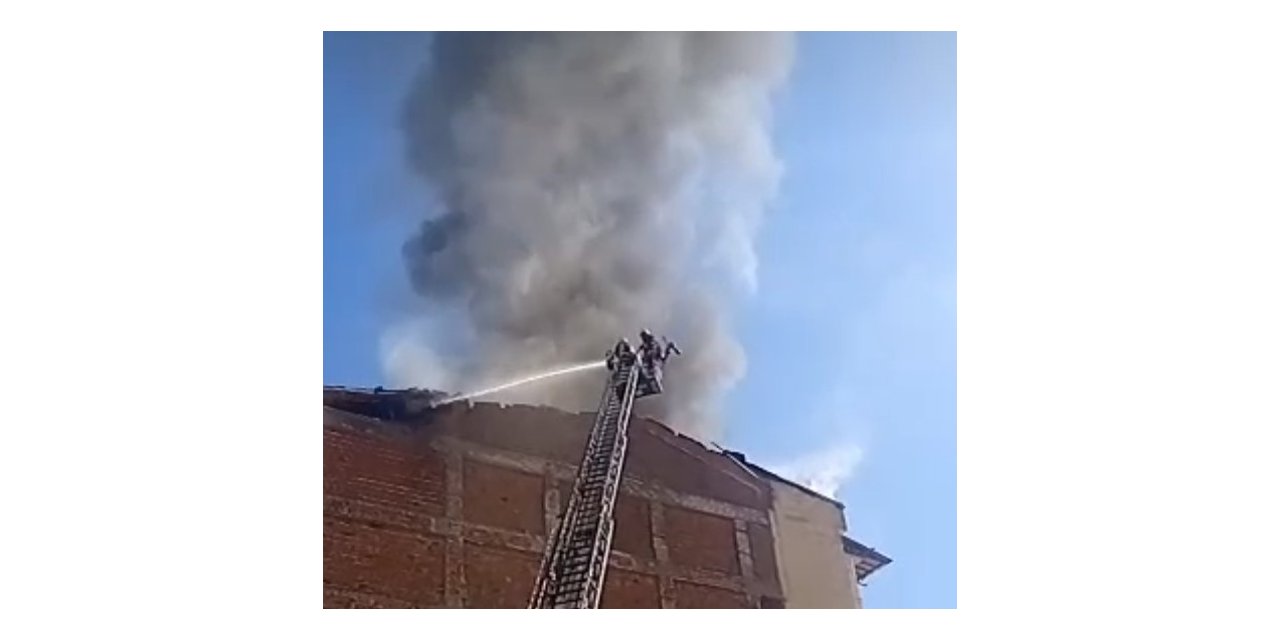 Malatya’daki çatı yangınında alevler göğe yükseldi