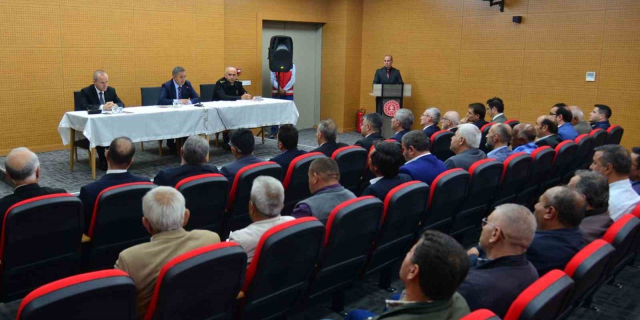 Vali Mete Buhara, muhtarları dinledi