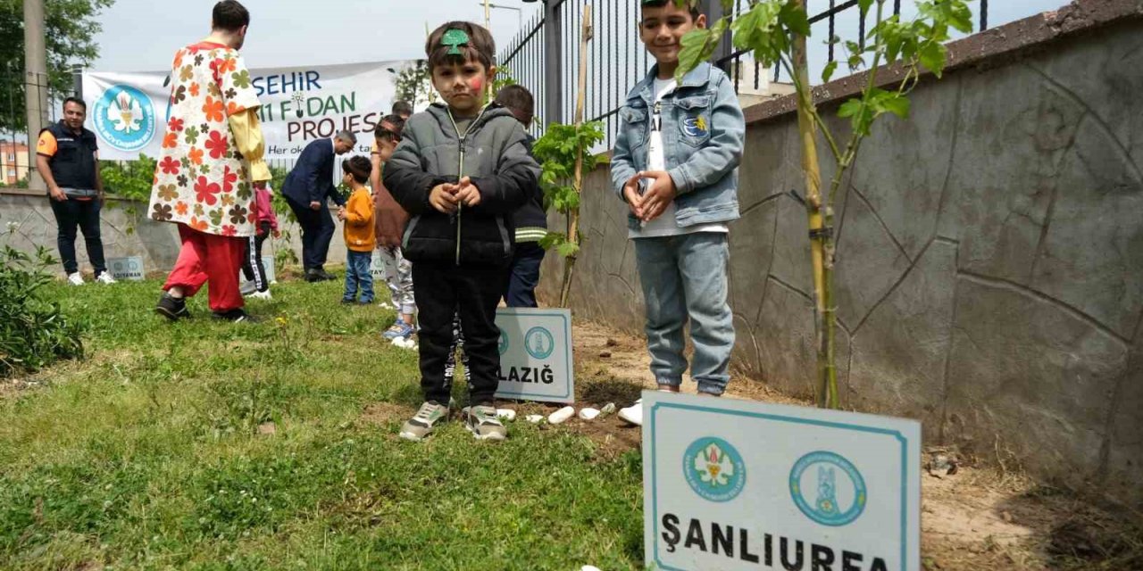 Manisalı çocuklar 11 şehrin anısına 11 fidan dikti