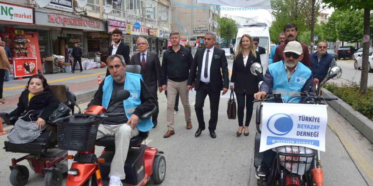 Beyazay Derneği, engellerin kalkması için yürüdü