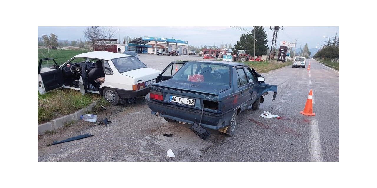 İki otomobilin çarpıştığı kazada 10 kişi yaralandı