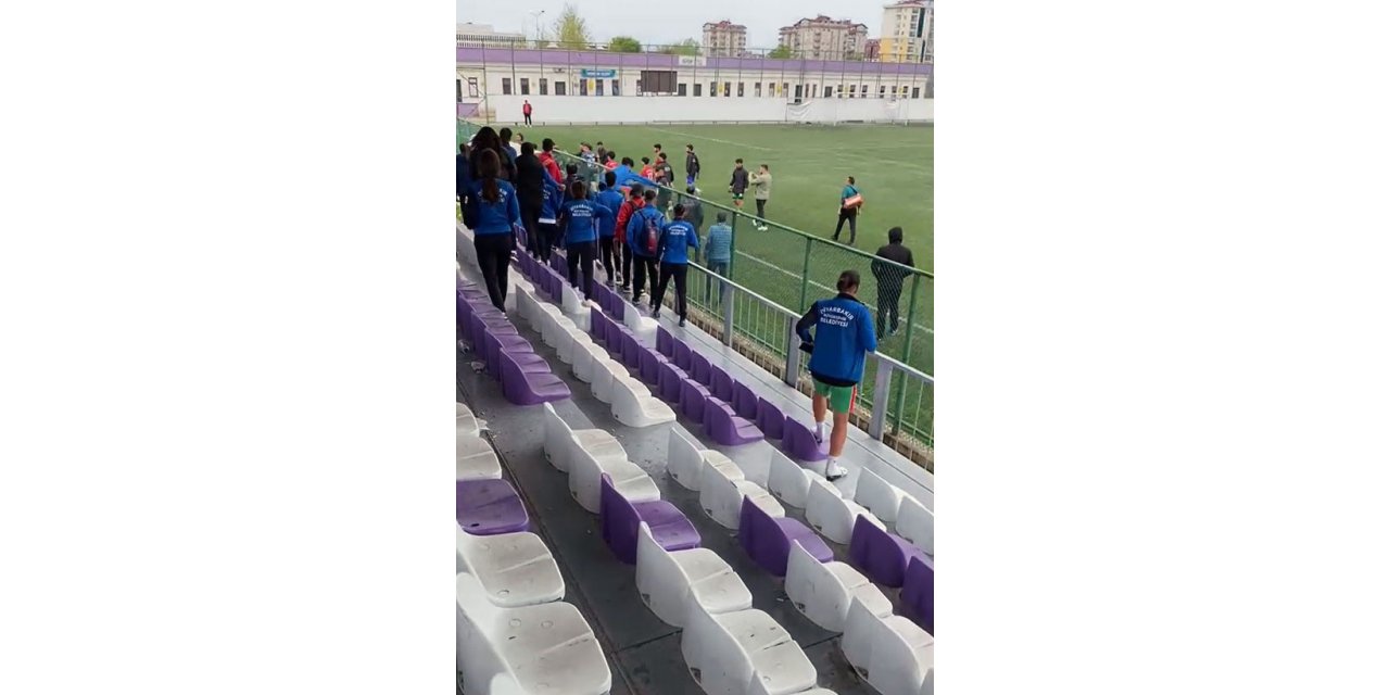 Liseler arası futbol turnuvasında tekmeli-yumruklu kavga