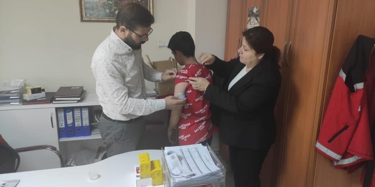 Diyabet hastası çocuk ve gençlere glikoz ölçüm cihazı dağıtıldı