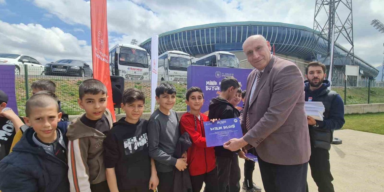 “Koş-At-Atla” ile çocuklar atletizm seviyor