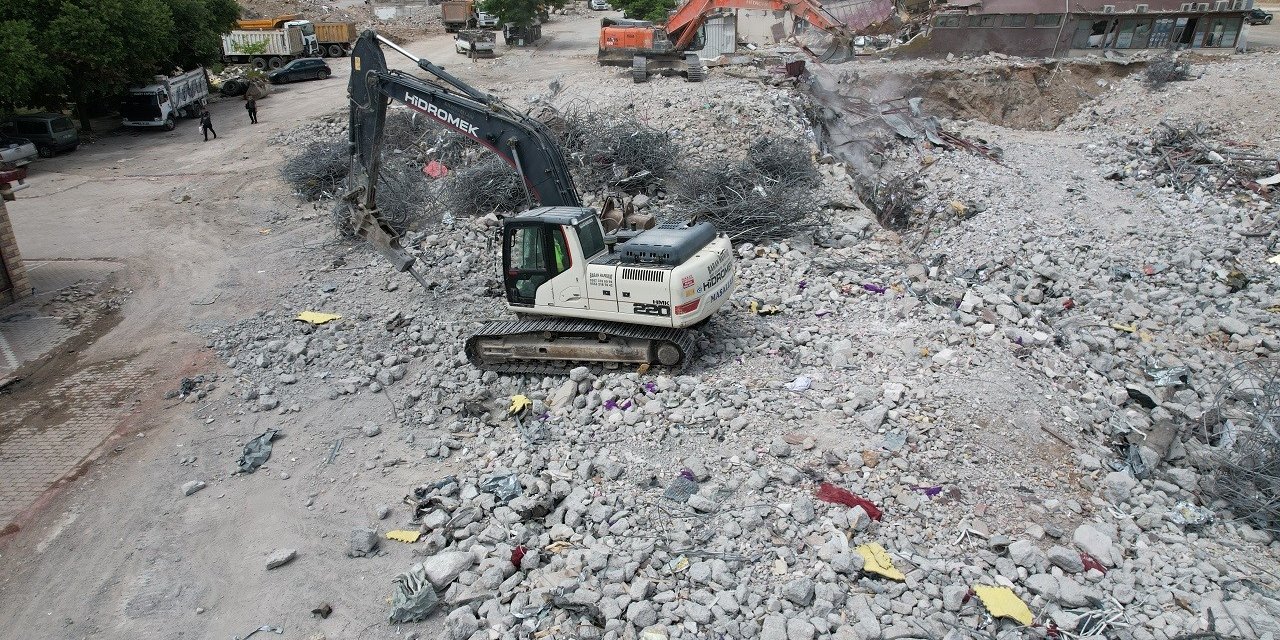 Kahramanmaraş’ta ağır hasarlı yapılar yıkılıyor, enkaz kaldırma sürüyor