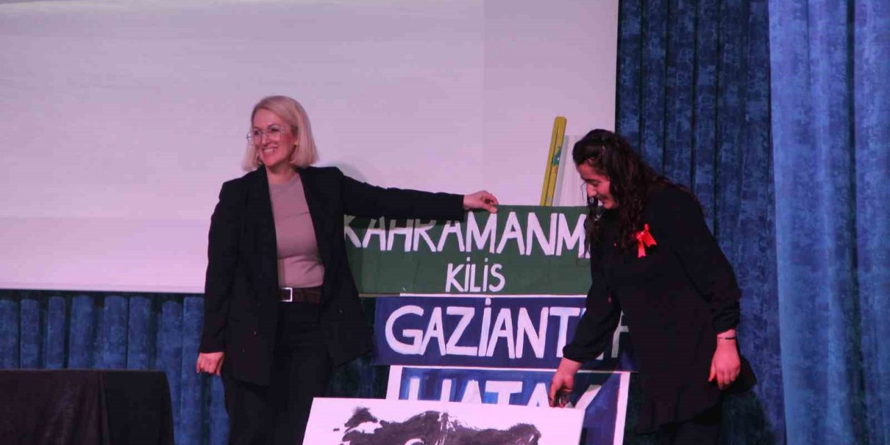 Kendi günlerini yaptıkları renkli gösterilerle kutladılar