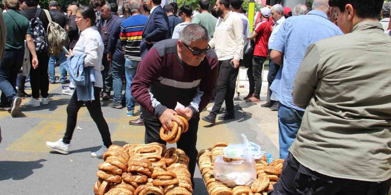 Mitingler simitçilerin yüzünü güldürdü