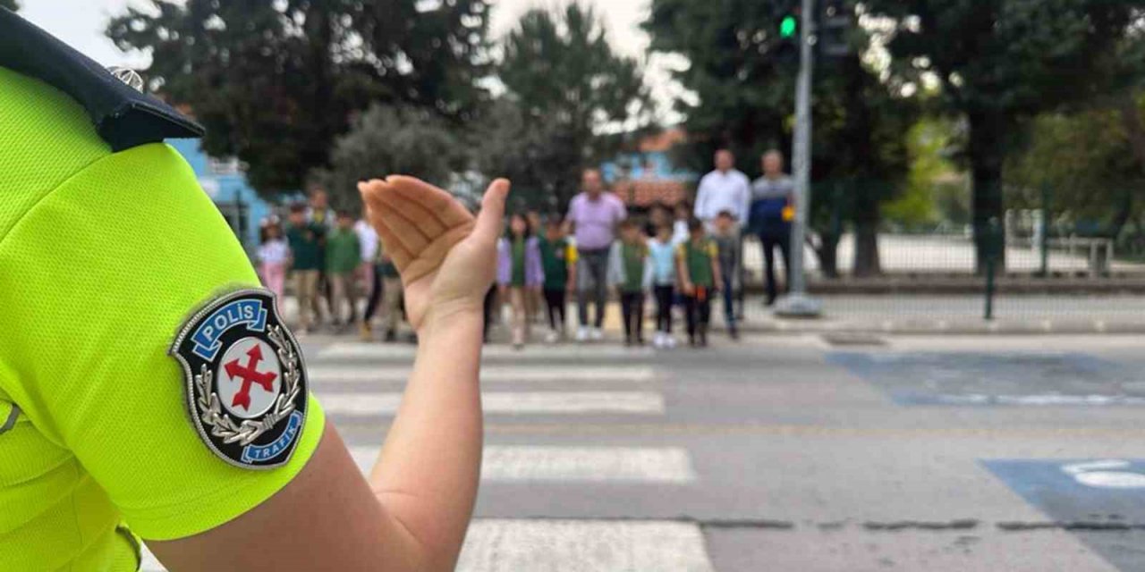 Öğrencilere okul geçidinde uygulamalı eğitim