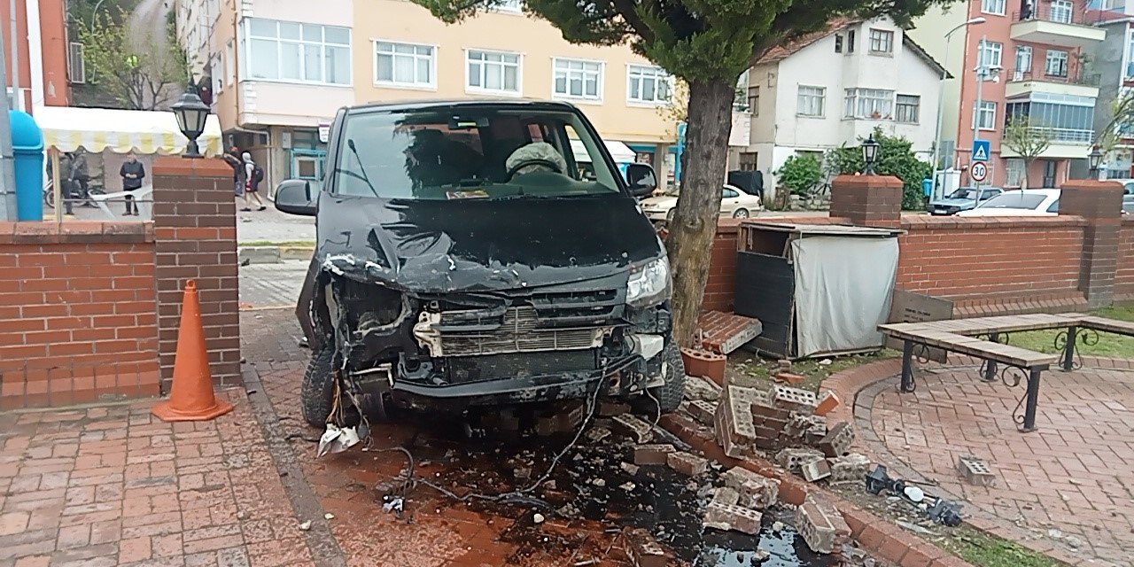 Freni boşalan minibüs ticari taksiye çarptı:2 yaralı