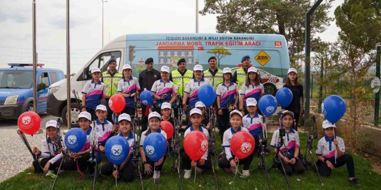 Minik okçular trafik canavarını hedef aldı