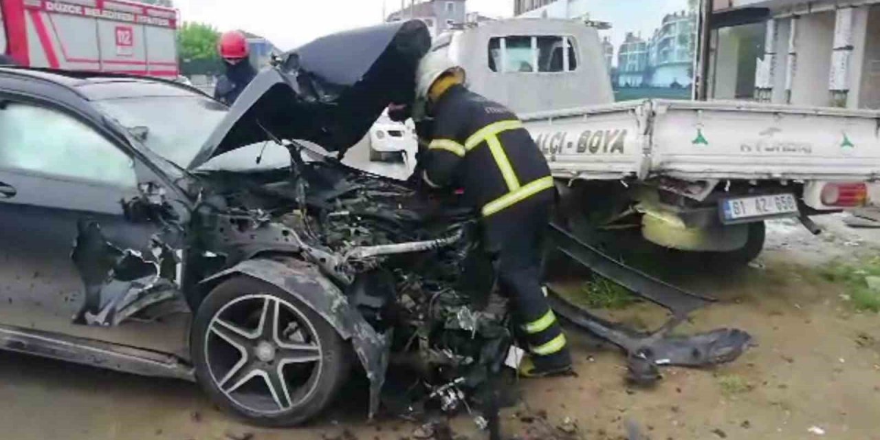 Otomobil park halindeki kamyonete çarptı: 1 yaralı