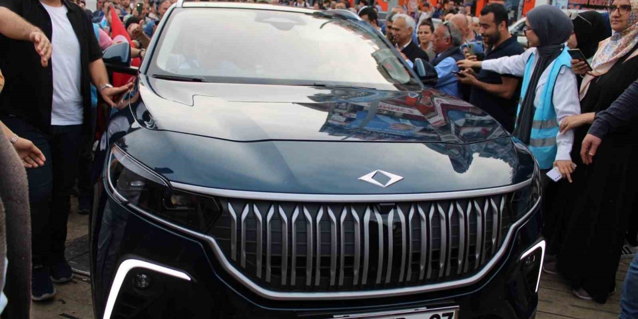 Aydınlılar Togg’u görüntülemek için birbirleriyle yarıştı: "Türk mühendisleri yapmış, sevinmeyelim de ne yapalım"