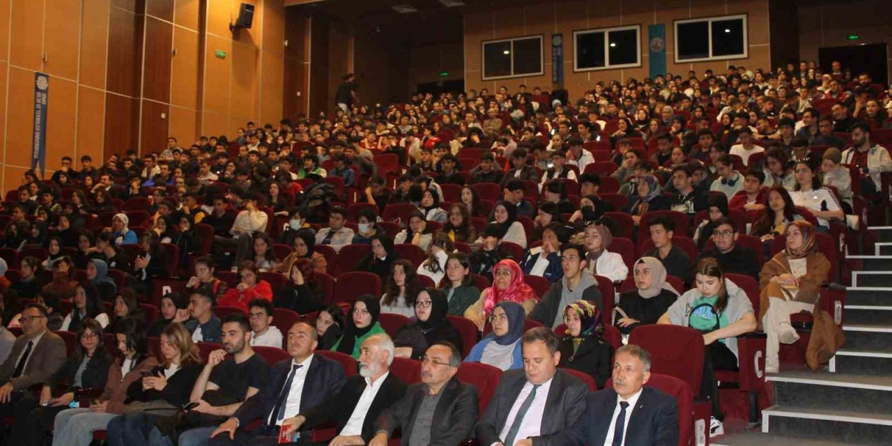 Lise öğrencilerinden konferansa yoğun ilgi
