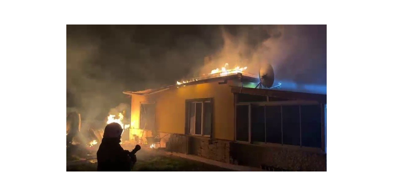 Alevlerin geceyi aydınlattığı yangında müstakil ev kullanılamaz hale geldi