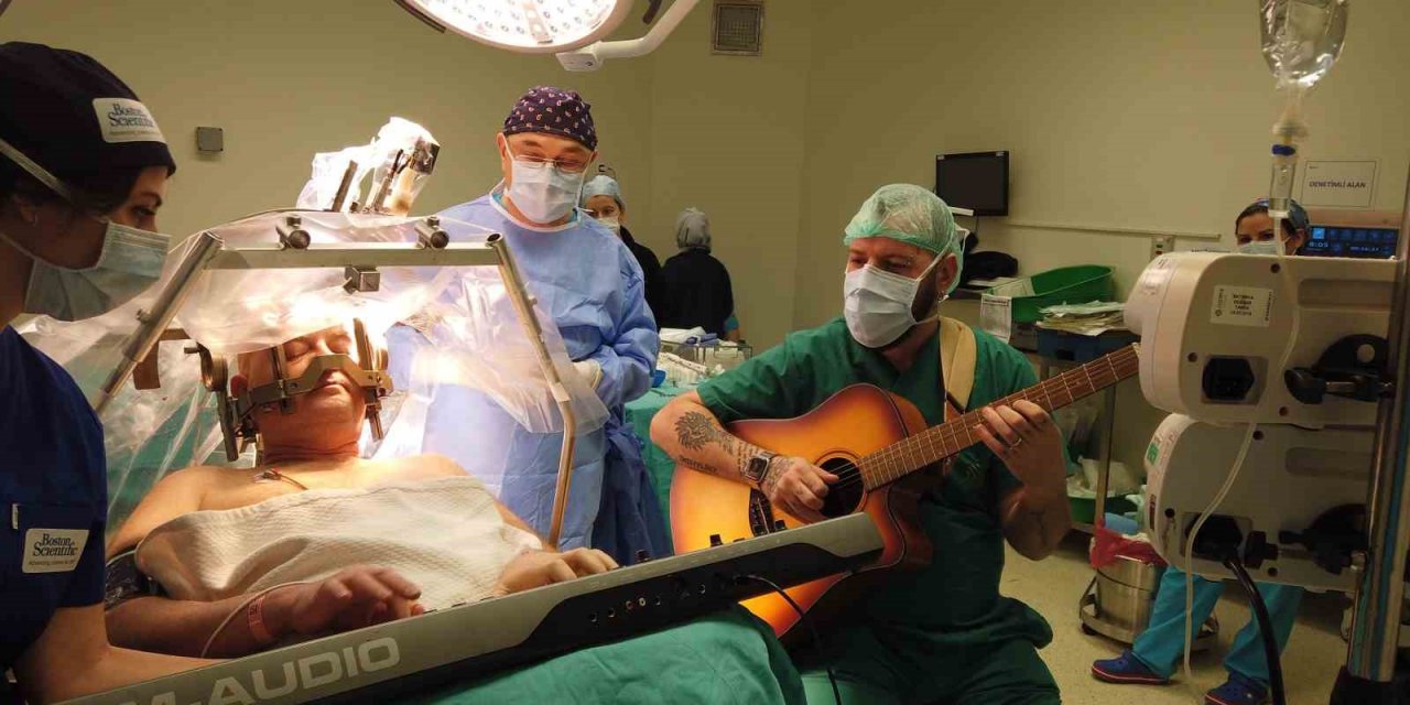 Beyin pili ile piyano notalarına hayat vermeye devam ediyor