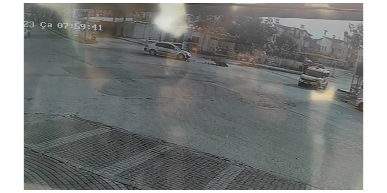 Motosiklet sürücüsü çarptığı otomobilin altında kalmaktan kıl payı kurtuldu