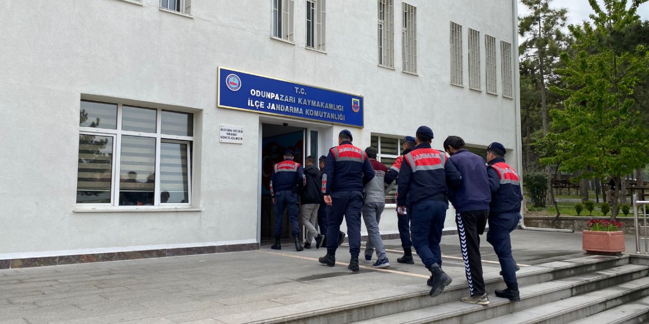 150 adet teleskopik inşaat direği çalan 3 şüpheli yakalandı