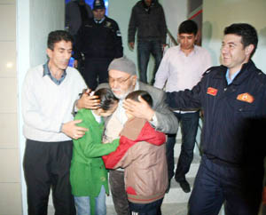 Yaşlı adam asansörde mahsur kaldı